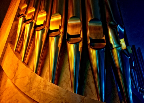 Immagine con organo, canne, musica, blu, giallo, oro, ottone, chiesa, riflessi, metallo, dettaglio, luce, legno