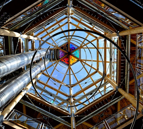 Immagine con spirale, tubi, cielo, esagono, struttura, vetrata, soffitto, azzurro, colori, geometria, geometrico, cerchi