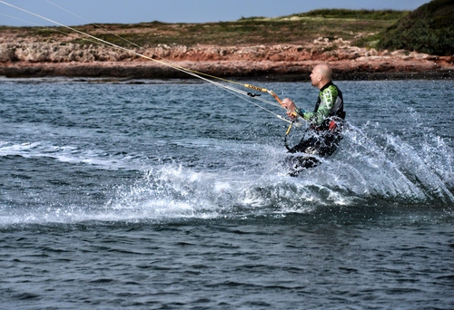 Immagine con acqua, mare, spruzzi, sport, schizzi, sci, uomo, onde, verde, traino, canna, pescatore, costa