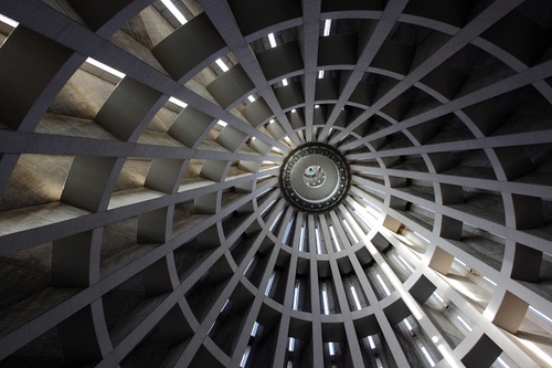 Immagine con cupola, cerchi, prospettiva, luce, travi, spirale, struttura, geometrico, chiocciola, ombra, geometria