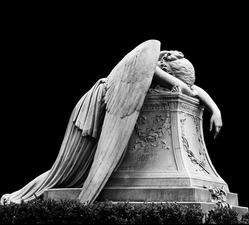 Immagine con angelo, ali, monumento, statua, bianconero, cimitero, tomba, marmo, mani, erba, braccia, scultura