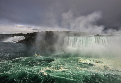 Immagine con acqua, cascata, verde, nebbia, barca, niagara, cascate, vapore, fiume, battello, nubi, cielo, spruzzi