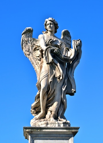 Immagine con angelo, statua, ali, marmo, azzurro, cielo, piedistallo, bianco