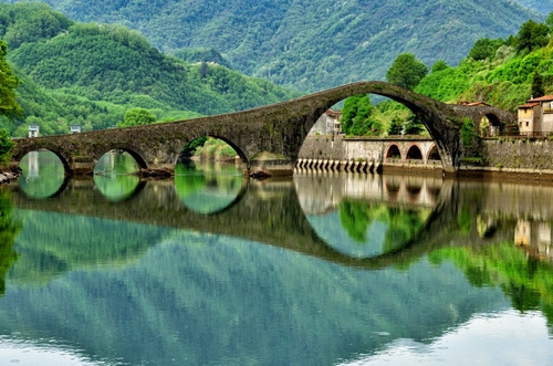 Immagine con fiume, ponte, riflesso, acqua, archi, cerchi, verde, alberi, case, boschi, montagne, colline, diavolo, montagna, bosco