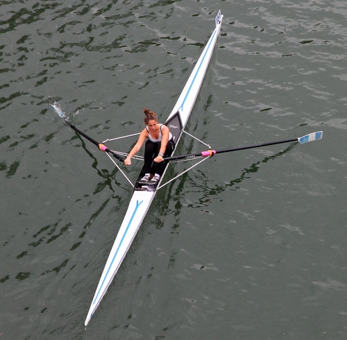 Immagine con remi, acqua, donna, canoa, sport, fiume, barca, braccia, bianco, canoista, mare, remare