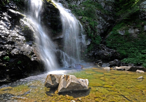 Immagine con acqua, cascata, verde, roccia, massi, fiume, montagna