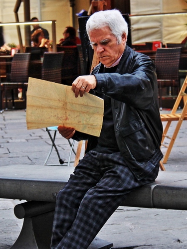 Immagine con panchina, uomo, giubbotto, leggere, carta, capelli, foglio, mani, grigio, seduto, anziano, pantaloni, sedie