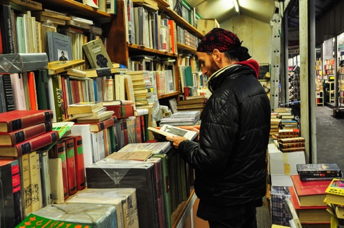 Immagine con libri, libreria, lettore, leggere, biblioteca, lettura, libro, scaffali, scaffale, volumi, negozio