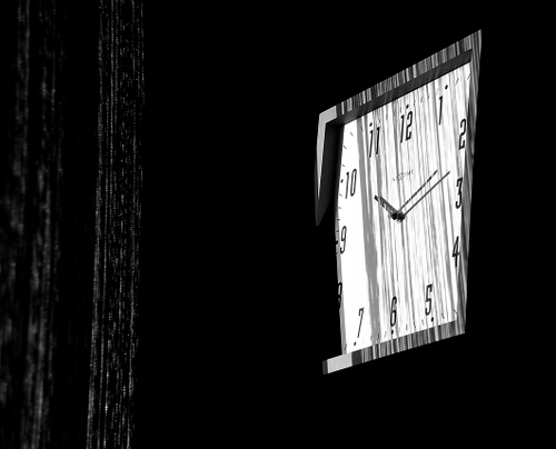 Immagine con orologio, lancette, numeri, ore, bianconero, ombre, nero, bianco, quadrato