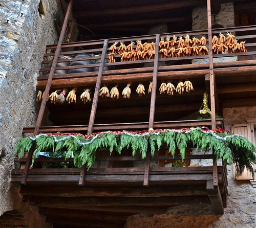 Immagine con legno, pannocchie, balconi, verde, balcone, rami, appesi, granoturco, muro, addobbi, travi, casa, foglie