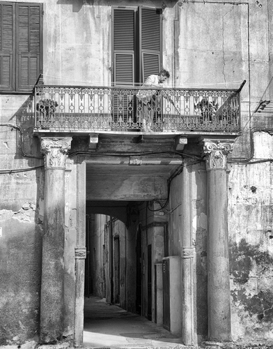 Immagine con colonne, ringhiera, bianconero, balcone, finestra, capitelli, porta, persiane, persona, portone, finestre, ingresso, arco, due, inferriata