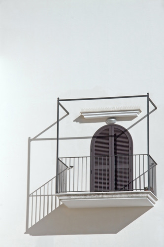 Immagine con ringhiera, balcone, porta, ombra, persiane, bianco, muro, ferro, arco, ombre, minimalismo, terrazzo, luce, lampada, finestra, bianconero