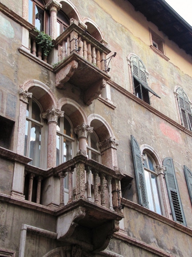 Immagine con finestre, archi, balconi, colonne, persiane, palazzo, vetri, vetro, palazzi, casa, tetto, imposte, riflessi, due