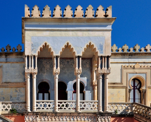 Immagine con colonne, balcone, merli, finestre, archi, balaustra, azzurro, moresco