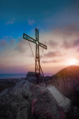 Immagine con croce, nuvole, roccia, cielo, tramonto, sole, mare, montagna, rocce, alba, monumento, controluce