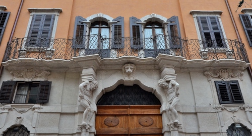 Immagine con finestre, balcone, portone, ringhiera, persiane, balconi, liberty, statue, palazzo