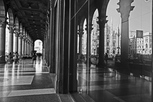 Immagine con colonne, milano, duomo, archi, riflessi, riflesso, portico, bianconero, persone, piazza, portici, vetrata, galleria