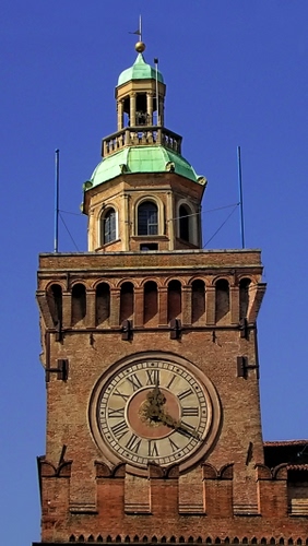 Immagine con orologio, torre, lancette, merli, cielo, finestre, numeri, campanile, verde, cupola, colonne, croce, ore, cupole, azzurro