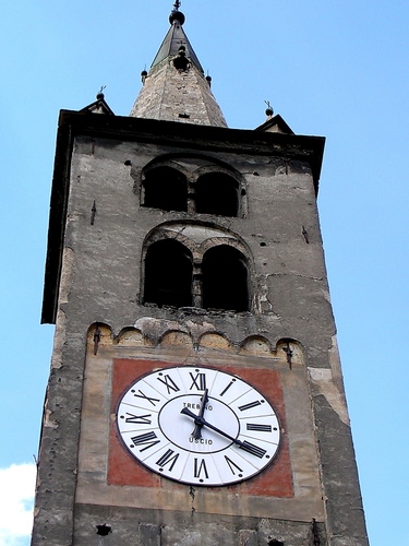 Immagine con orologio, campanile, lancette, bifore, numeri, torre, quadrante, cielo, finestre, bianco, ore, due