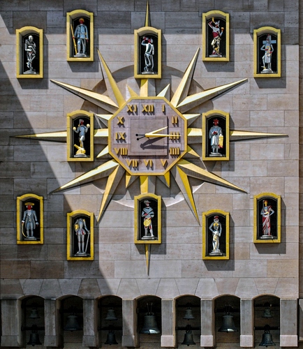 Immagine con orologio, statue, lancette, campane, numeri, oro, ore, raggi, figure, palazzo, torre