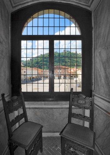 Immagine con sedie, finestra, piazza, due, grata, arco, cielo