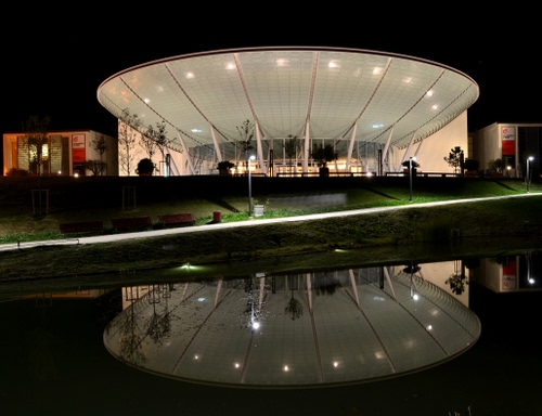 Immagine con riflesso, luci, notte, acqua, nero, padiglione, ingresso, vetro, riflessi