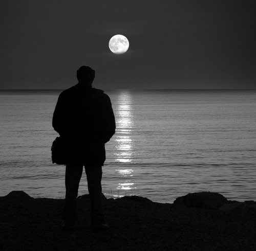 Immagine con luna, mare, controluce, riflesso, bianconero, uomo, sagoma
