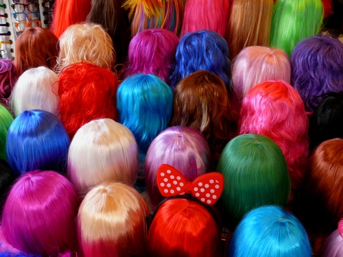 Immagine con parrucche, colori, capelli, rosso, multicolore, fiocco, farfalla, blu, rosa, occhiali