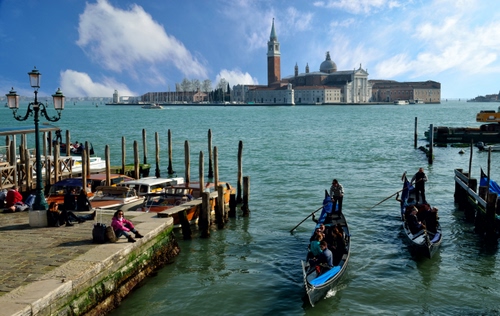 Immagine con venezia, gondole, isola, laguna, chiesa, acqua, lampione, panorama, canale
