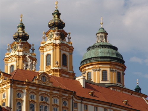 Immagine con finestre, cupole, cupola, chiesa, abbaini, tetto, croce, croci, verde, giallo, cattedrale, campanili, orologio