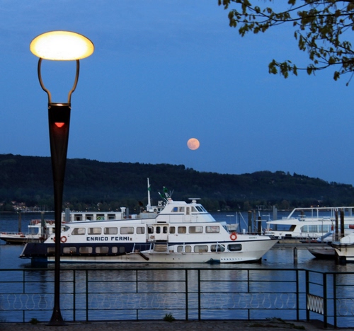 Immagine con lampione, luna, lago, acqua, barche, mare, ringhiera, cielo, battello