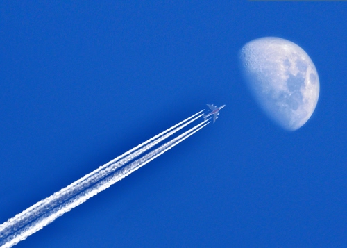 Immagine con luna, aereo, cielo, scie, scia, azzurro, blu, diagonale, bianco