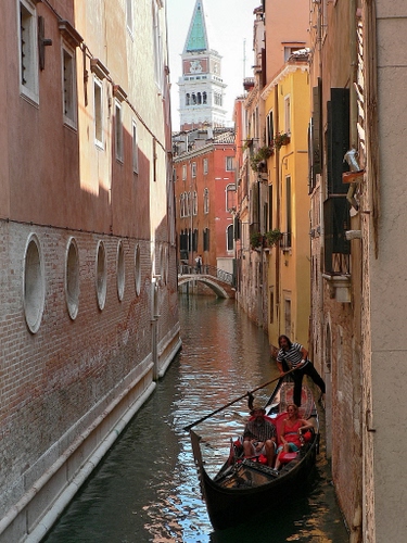 Immagine con canale, gondola, venezia, campanile, ponte, turisti, gondoliere