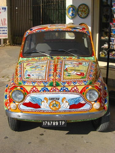 Immagine con targa, cinquecento, auto, colori, disegni, fanali, automobile, ruote, fari, angeli, fiat, decorazioni, dipinti, numeri, vetrina, piatti, macchina, rosso, multicolore, cancello, tergicristalli, cofano