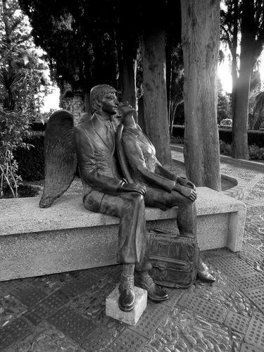 Immagine con alberi, angelo, ali, statue, panchina, bianconero, statua, angeli, seduti