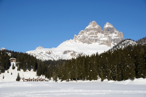 Immagine con neve, montagna, alberi, bianco, inverno, montagne, case, bosco