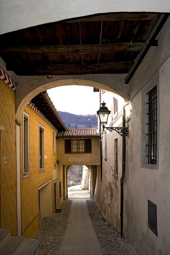 Immagine con vicolo, lampione, finestre, arco, finestra, strada, soffitto