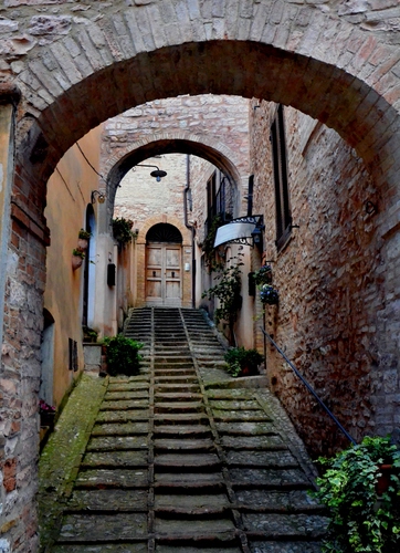 Immagine con vicolo, archi, gradini, scala, porta, lampione, scalinata, scalini, arco, salita, mattoni