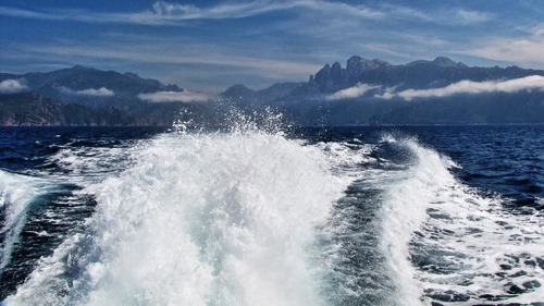 Immagine con mare, scia, acqua, schiuma, bianco, montagne, onde, onda, spruzzi, lago