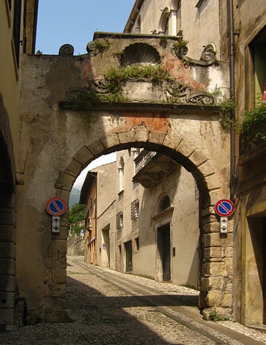 Immagine con arco, strada, segnali, vicolo, porta, porte, segnale, divieto, case, divieti