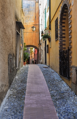 Immagine con vicolo, strada, arco, lampione, paese, finestra, palazzi