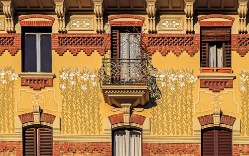 Immagine con balcone, finestre, liberty, facciata, fiori, giallo, disegni, persiane, mattoni, decori