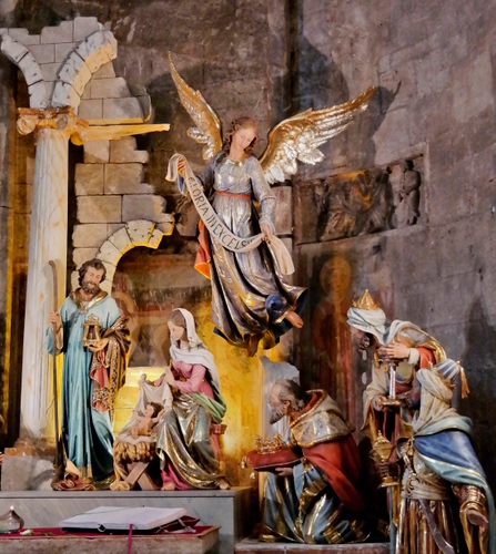 Immagine con angelo, presepe, ali, statue, natale, natività, presepio, magi, colonna, statuine