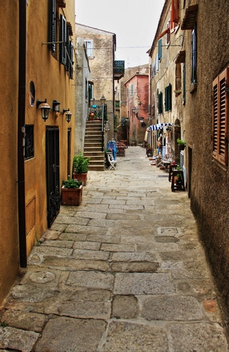 Immagine con vicolo, finestre, scala, scale, strada, vasi, case, lampioni, pietre