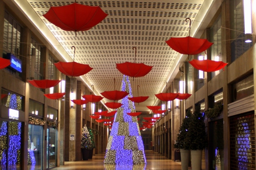 Immagine con ombrelli, rosso, natale, albero, vetrine, galleria, luci, negozi, viola