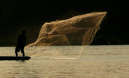 Immagine con rete, pescatore, mare, acqua, controluce, uomo, fiume, oro, barca, silhouette, pescare, pesca