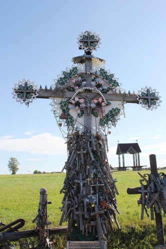 Immagine con croci, prato, croce, verde, cielo, crocifisso