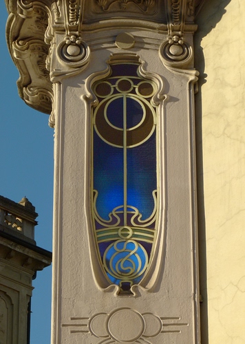 Immagine con liberty, finestra, blu, vetrata, curve, vetri, vetro, cerchi, decori