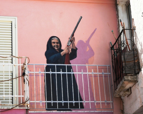 Immagine con fucile, donna, murales, balcone, ombra, ringhiera, vecchia, finestra, rosa