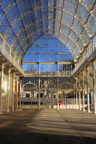 Immagine con colonne, archi, cielo, azzurro, metallo, rosso, bianco, vetrate, galleria, ferro, vetri, struttura, cristallo, pavimento, palazzo, architettura, tralicci, ombre